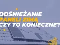 Jak odśnieżyć panele fotowoltaiczne zimą? Czy to konieczne? Na dachu widać pokryte śniegiem panele.