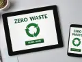 Tablet i smartfon pokazują hasło "ZERO WASTE" i symbol recyklingu. Dyskutujemy o rodzajach opakowań przyjaznych środowisku.