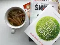 Kubek z naparem z obierków z jabłek i przypraw, obok książki o życiu zero waste.