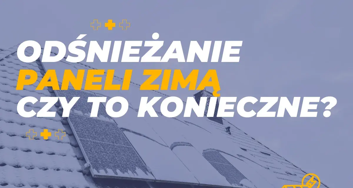 Jak odśnieżyć panele fotowoltaiczne zimą? Czy to konieczne? Na dachu widać pokryte śniegiem panele.