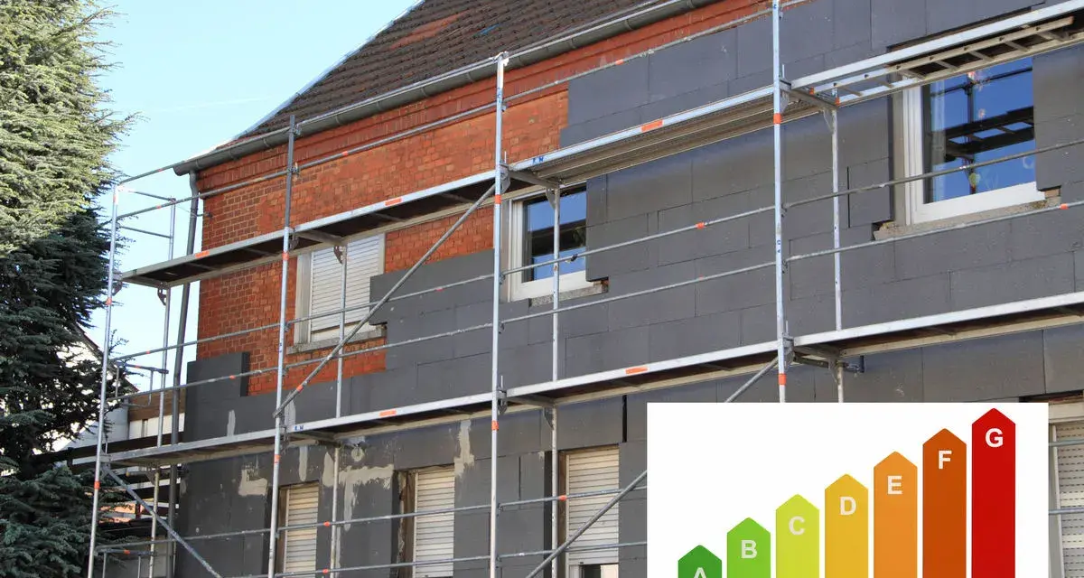 Dom w trakcie ocieplenia domów. Scaffolding otacza budynek, na którym montowane są płyty izolacyjne. W rogu wstawka z klasą energetyczną.