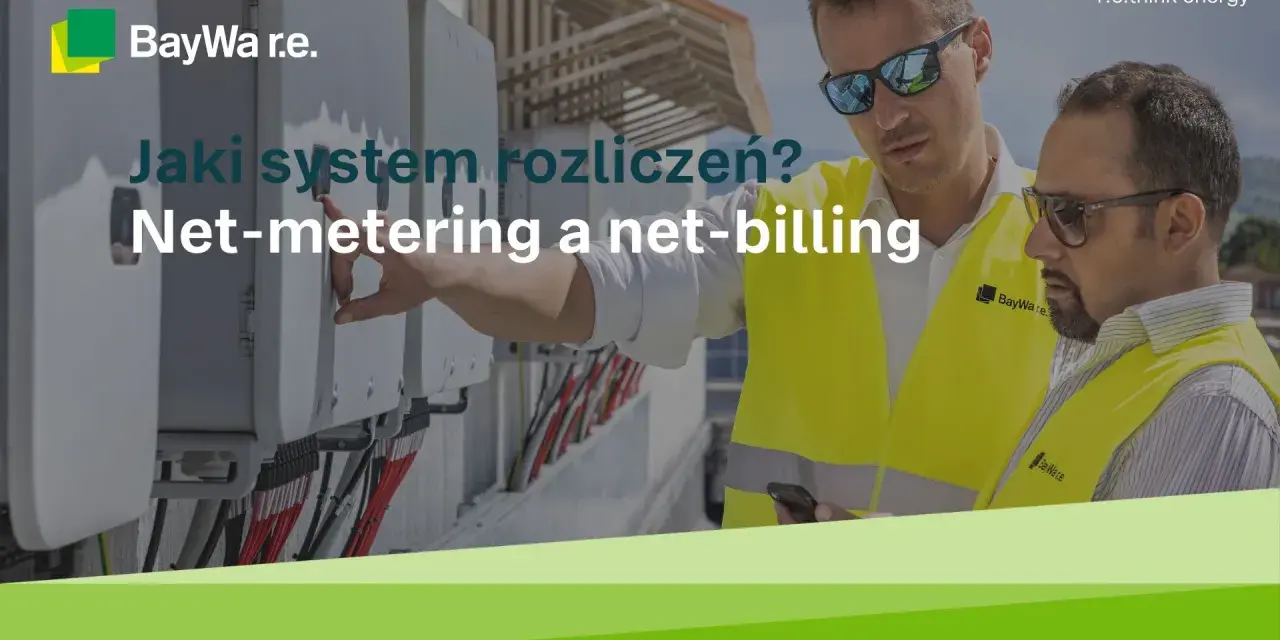Dwóch mężczyzn w kamizelkach odblaskowych przy panelach, dyskutujących o systemach rozliczeń: net-metering a net-billing.