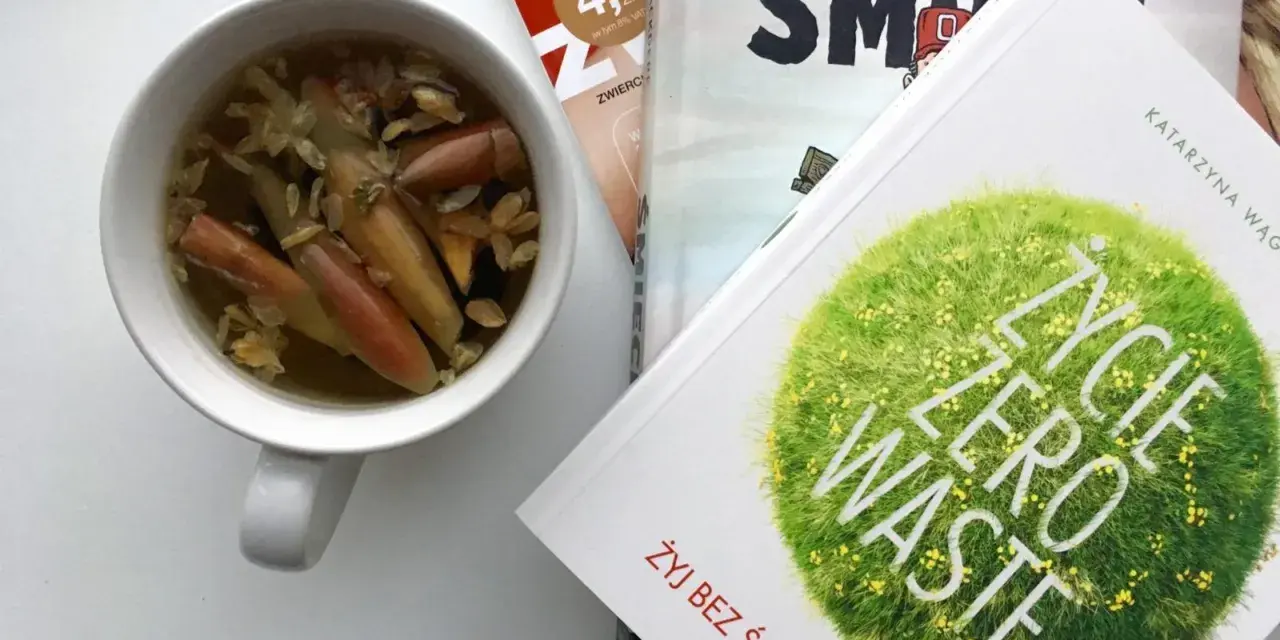 Kubek z naparem z obierków z jabłek i przypraw, obok książki o życiu zero waste.