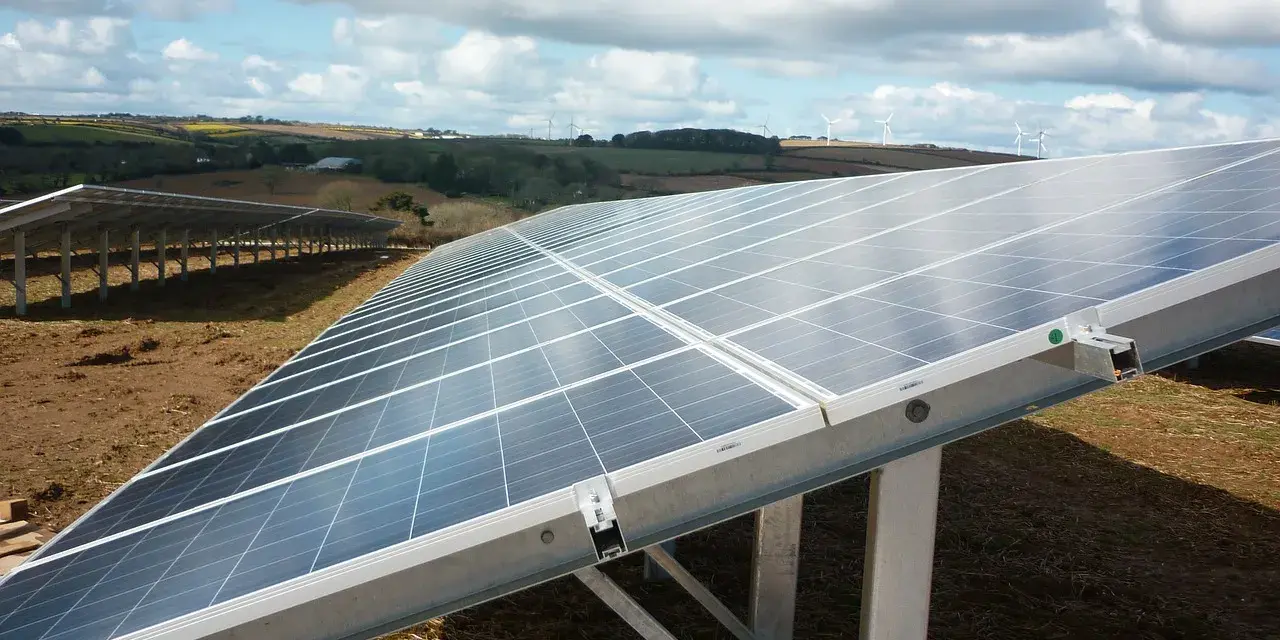Panele słoneczne na farmie wiatrowej. Optymalizator Tigo zapewnia wydajność systemu, maksymalizując produkcję energii.