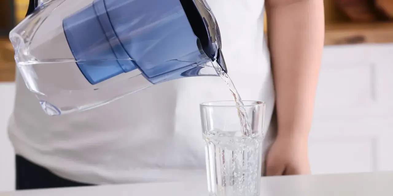 Przelewam wodę z dzbanka filtrującego do szklanki. Zastanawiasz się, gdzie wyrzucić filtr do wody?