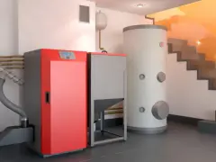 Nowoczesny kocioł na pellet z zasobnikiem i bojlerem, gotowy do ogrzewania domu.
