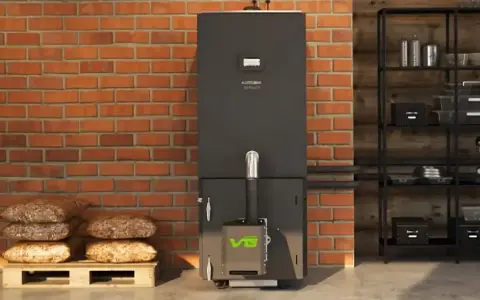 Nowoczesny piec na pellet z zielonym logo VG. Obok paleta z workami pelletu. Dofinansowanie do pieca na pellet może być Twoje!