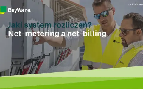 Dwóch mężczyzn w kamizelkach odblaskowych przy panelach, dyskutujących o systemach rozliczeń: net-metering a net-billing.