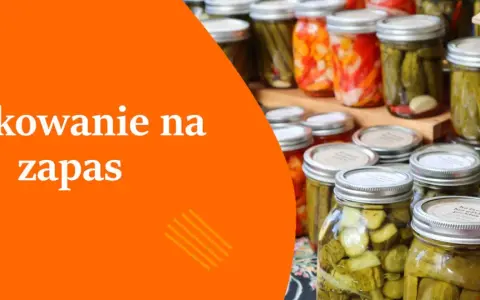 Słoiki z ogórkami i innymi przetworami, gotowe do wekowania na zapas.