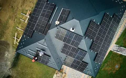 Montaż paneli fotowoltaicznych na dachu domu. To krok w stronę czystego powietrza i niezależności energetycznej.