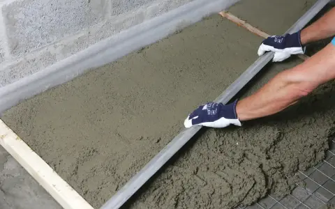 Równanie świeżego betonu na styropianie. Uważaj na wady styrobetonu, jak nierówności czy pęknięcia.