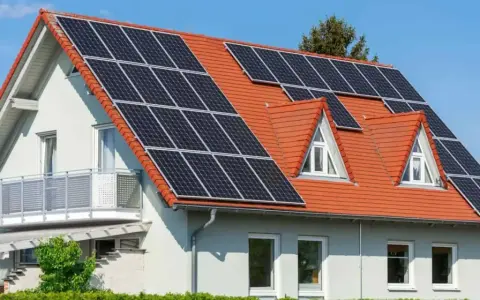 Dom z panelami fotowoltaicznymi na dachu. To przyszłość, czyli autokonsumpcja energii z fotowoltaiki.