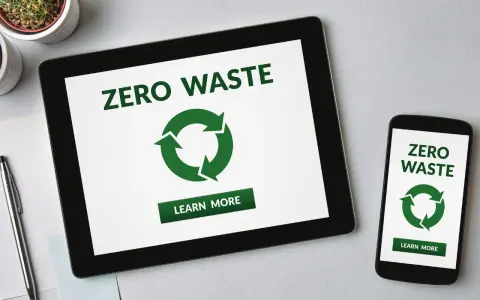 Tablet i smartfon pokazują hasło "ZERO WASTE" i symbol recyklingu. Dyskutujemy o rodzajach opakowań przyjaznych środowisku.