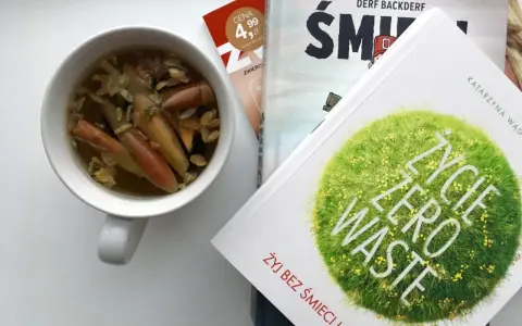 Kubek z naparem z obierków z jabłek i przypraw, obok książki o życiu zero waste.