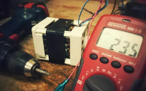Narzędzia i transformator, potencjalne odpady elektroniczne, czekają na diagnozę multimetrem.