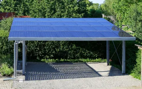 Nowoczesna konstrukcja wiaty pod panele fotowoltaiczne, zapewniająca cień i czystą energię.