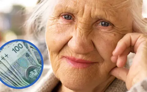 Uśmiechnięta starsza pani z banknotami 100 zł. Wniosek o zniżki na prąd dla emerytów może pomóc w oszczędzaniu.