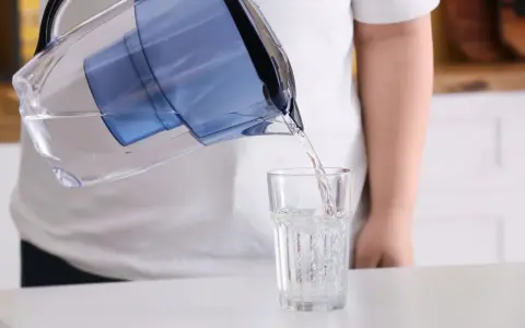 Przelewam wodę z dzbanka filtrującego do szklanki. Zastanawiasz się, gdzie wyrzucić filtr do wody?
