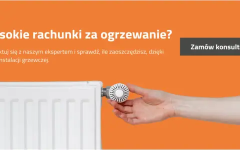 Ręka reguluje termostat grzejnika. Dowiedz się, jak obliczyć zapotrzebowanie energetyczne domu i obniżyć rachunki.
