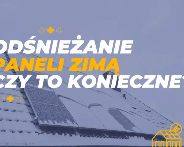 Jak odśnieżyć panele fotowoltaiczne zimą? Czy to konieczne? Na dachu widać pokryte śniegiem panele.