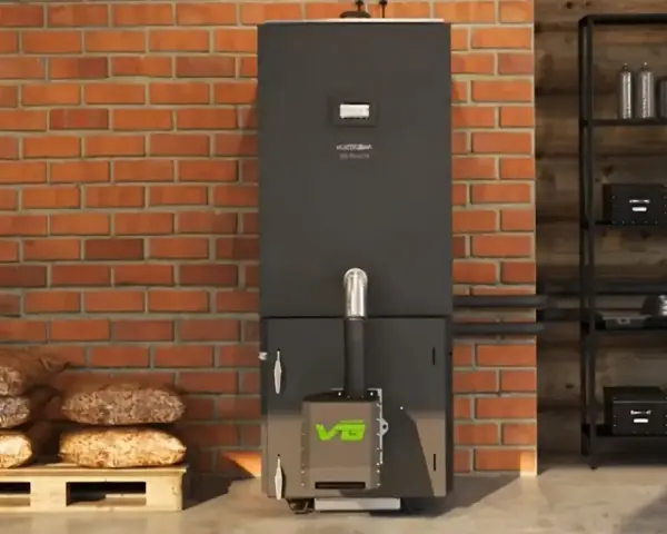 Nowoczesny piec na pellet z zielonym logo VG. Obok paleta z workami pelletu. Dofinansowanie do pieca na pellet może być Twoje!