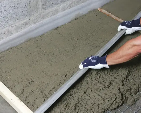 Równanie świeżego betonu na styropianie. Uważaj na wady styrobetonu, jak nierówności czy pęknięcia.