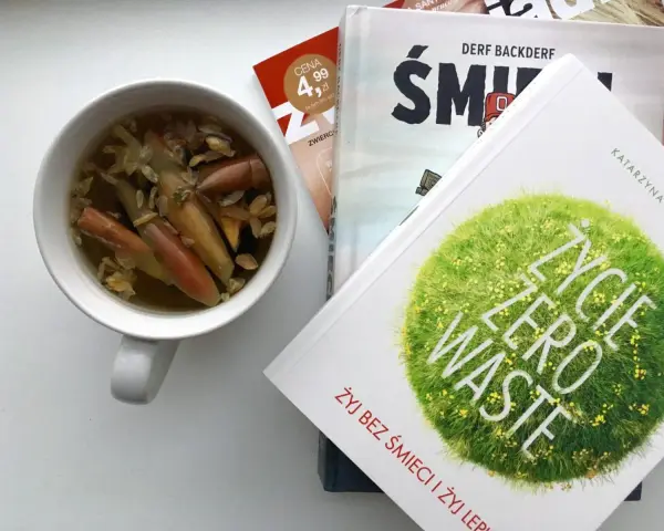 Kubek z naparem z obierków z jabłek i przypraw, obok książki o życiu zero waste.