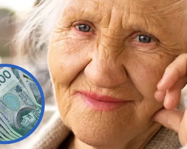 Uśmiechnięta starsza pani z banknotami 100 zł. Wniosek o zniżki na prąd dla emerytów może pomóc w oszczędzaniu.