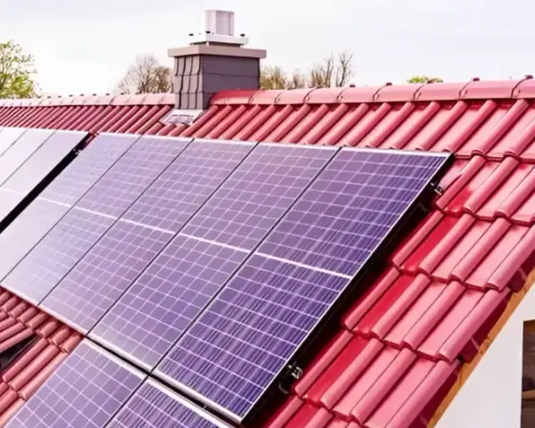 Panele fotowoltaiczne na czerwonym dachu, gotowe do mycia. Czysta energia dla domu.