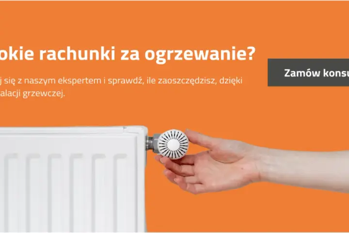 Ręka reguluje termostat grzejnika. Dowiedz się, jak obliczyć zapotrzebowanie energetyczne domu i obniżyć rachunki.