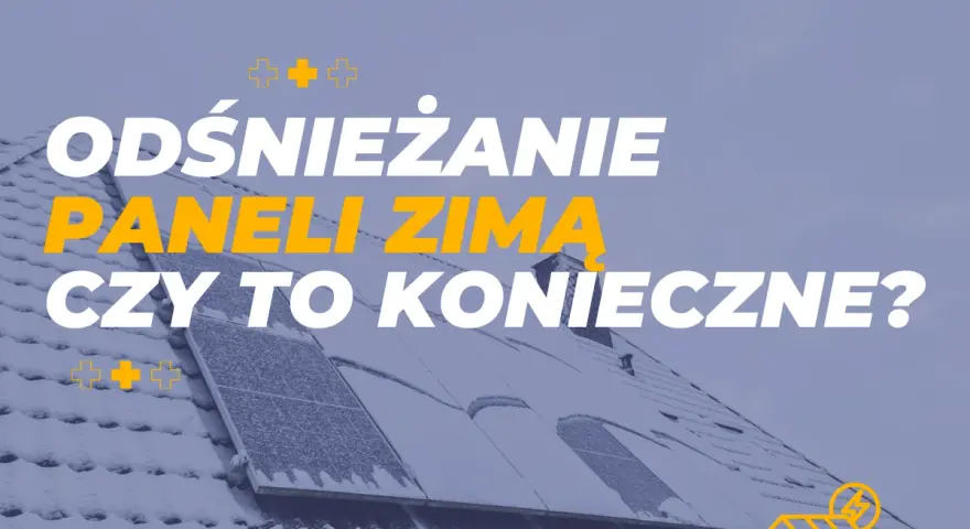 Jak odśnieżyć panele fotowoltaiczne zimą? Czy to konieczne? Na dachu widać pokryte śniegiem panele.