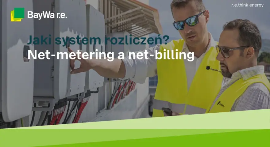 Dwóch mężczyzn w kamizelkach odblaskowych przy panelach, dyskutujących o systemach rozliczeń: net-metering a net-billing.