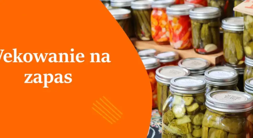 Słoiki z ogórkami i innymi przetworami, gotowe do wekowania na zapas.