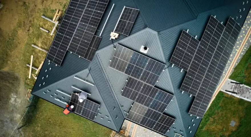 Montaż paneli fotowoltaicznych na dachu domu. To krok w stronę czystego powietrza i niezależności energetycznej.