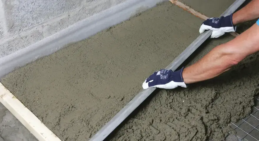 Równanie świeżego betonu na styropianie. Uważaj na wady styrobetonu, jak nierówności czy pęknięcia.