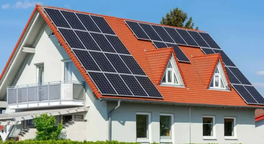 Dom z panelami fotowoltaicznymi na dachu. To przyszłość, czyli autokonsumpcja energii z fotowoltaiki.