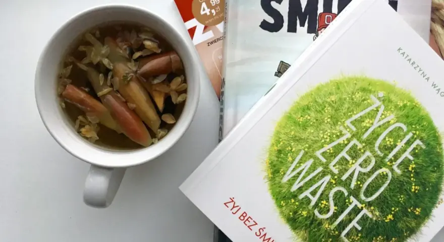 Kubek z naparem z obierków z jabłek i przypraw, obok książki o życiu zero waste.