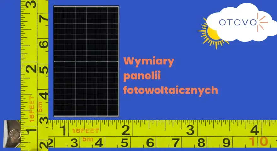 Miarka mierzy wymiary paneli fotowoltaicznych. Logo OTOVO z chmurką i słońcem.