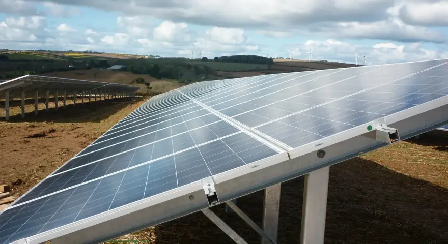 Panele słoneczne na farmie wiatrowej. Optymalizator Tigo zapewnia wydajność systemu, maksymalizując produkcję energii.