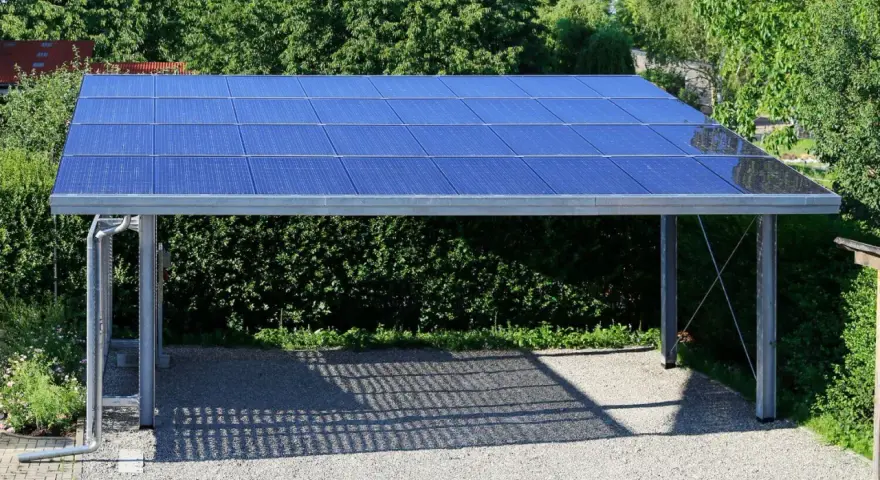 Nowoczesna konstrukcja wiaty pod panele fotowoltaiczne, zapewniająca cień i czystą energię.