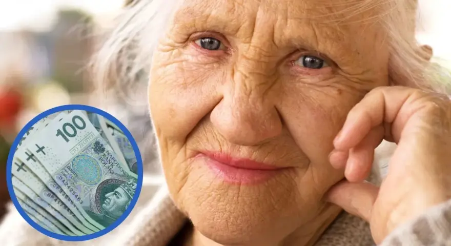 Uśmiechnięta starsza pani z banknotami 100 zł. Wniosek o zniżki na prąd dla emerytów może pomóc w oszczędzaniu.