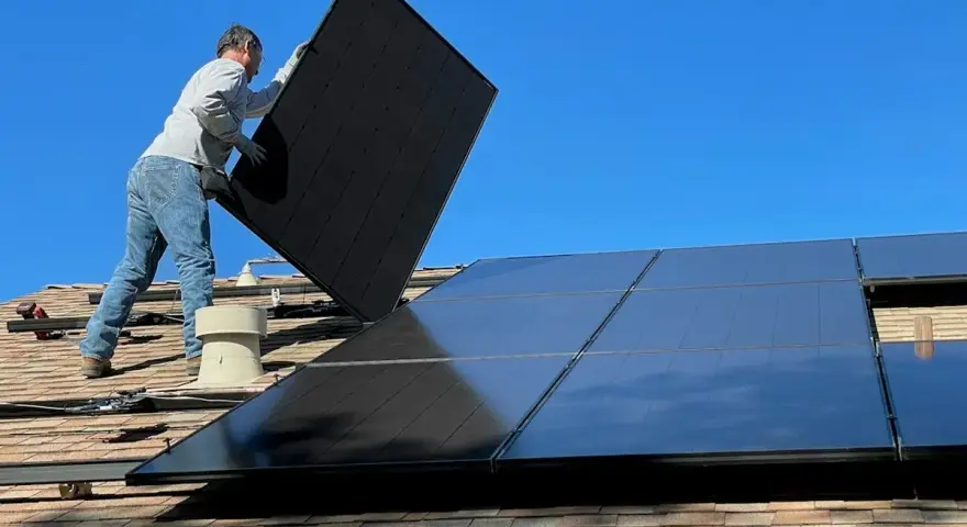 Montaż paneli fotowoltaicznych na dachu. Sprawdź aktualne fotowoltaika ceny i zainwestuj w zieloną energię.