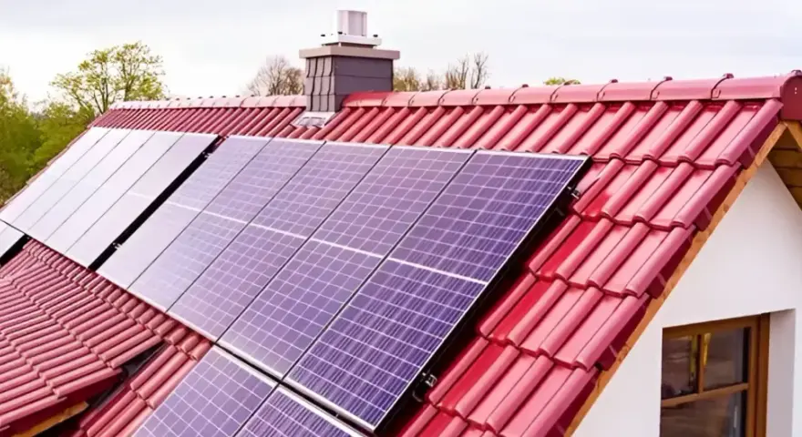 Panele fotowoltaiczne na czerwonym dachu, gotowe do mycia. Czysta energia dla domu.