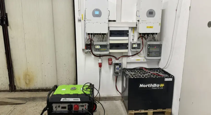 System fotowoltaiczny z falownikami, agregatem prądotwórczym i akumulatorami NorthBaH. To rozwiązanie pokazuje, jaki magazyn energii do fotowoltaiki wybrać.