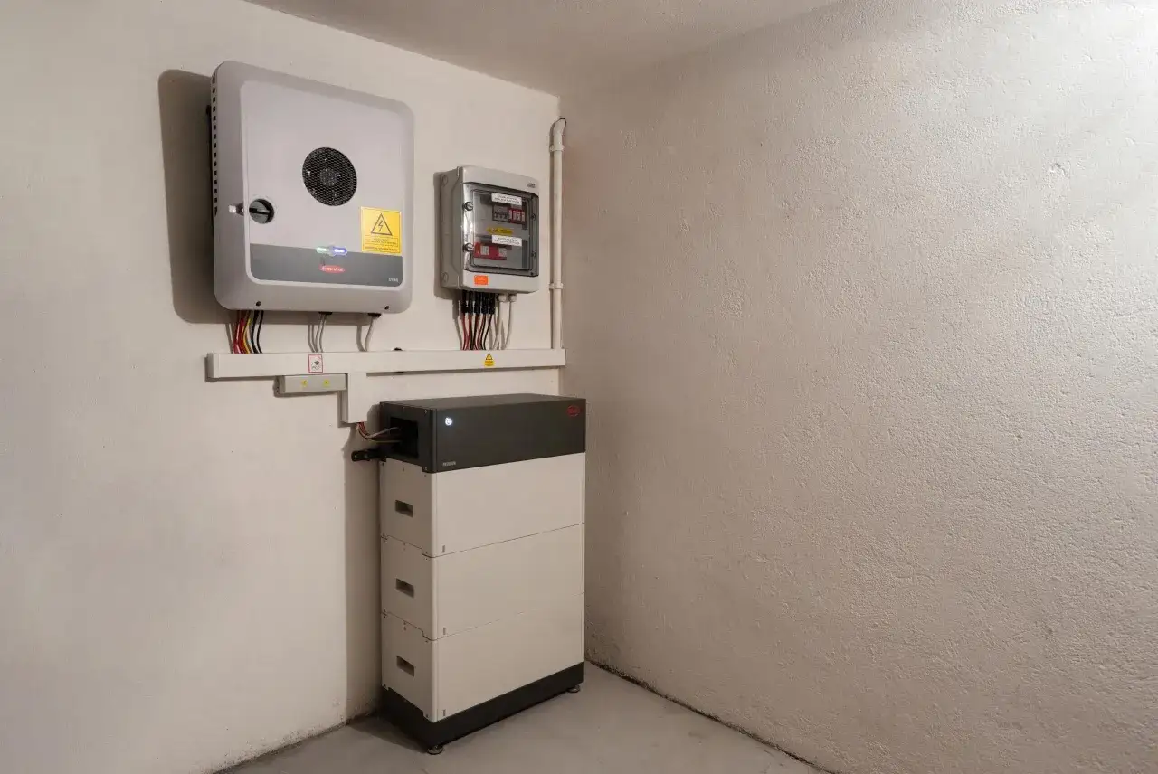 System magazynowania energii do fotowoltaiki 10 kW: inwerter Fronius i bateria BYD.