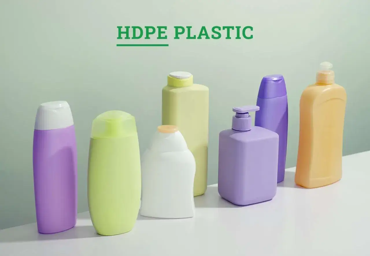 Butelki z HDPE, czyli polietylenu, w pastelowych kolorach. Czy polietylen to plastik? Tak, to jeden z najpopularniejszych rodzajów plastiku.