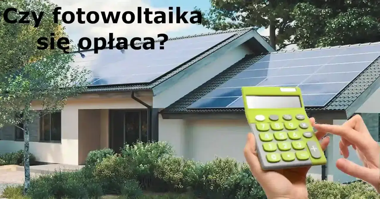 Oblicz, co daje fotowoltaika. Dom z panelami słonecznymi i kalkulatorem w dłoni.
