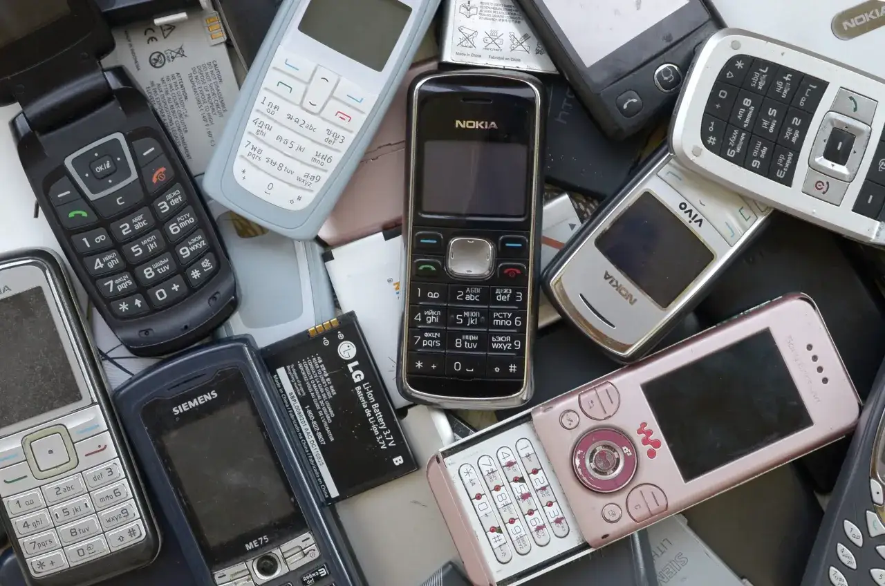 Stare telefony leżące na sobie. Zastanawiasz się, co zrobić ze starym telefonem? Recykling to dobry pomysł!