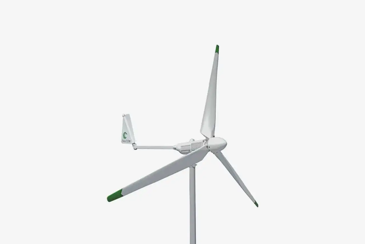 Biała mała elektrownia wiatrowa z zielonymi końcówkami łopat i logo 