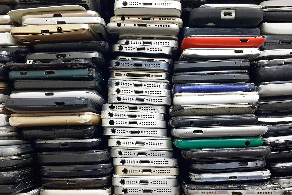 Stosy starych telefonów. Zastanawiasz się, co zrobić ze starym telefonem? Recykling to dobry pomysł!